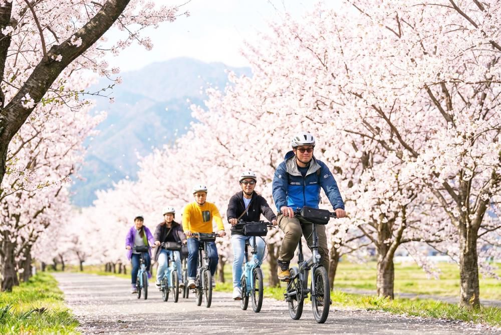 【4月限定】E-bikeで快走サイクリング！置賜さくら回廊プライベートライド【ガイド付】　〈やまがたアルカディア観光局〉