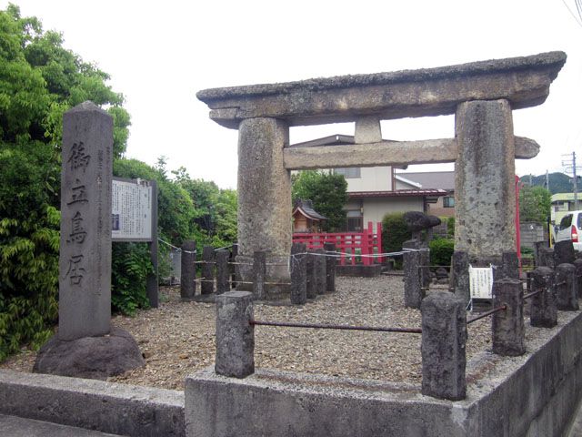 竜山を背景に立つ元木の石鳥居/山形市