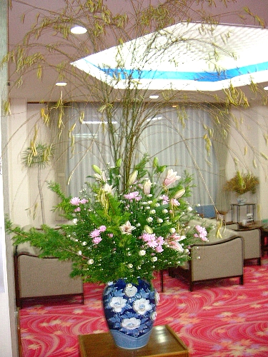 「落葉の季節の独特の味があるヤナギと共に皆様をお迎え申し上げます！」の画像