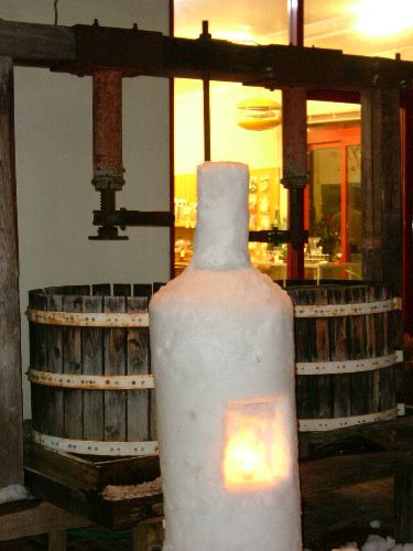 お隣、酒井ワイナリーさんの雪灯篭です。