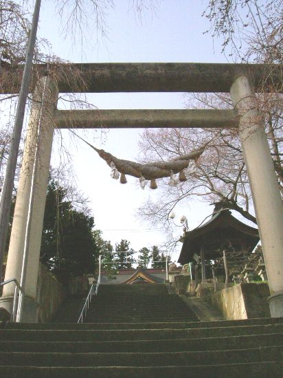 もう少しで一年間のお勤めを終える日本一の大鳥居の注連縄（しめなわ）