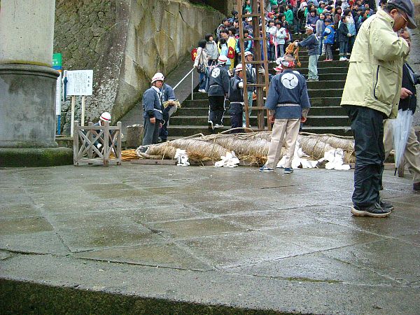 １年間の役目を終えた注連縄（しめなわ）