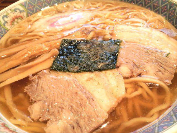 出前で食べた「六ちゃん食堂」のラーメン