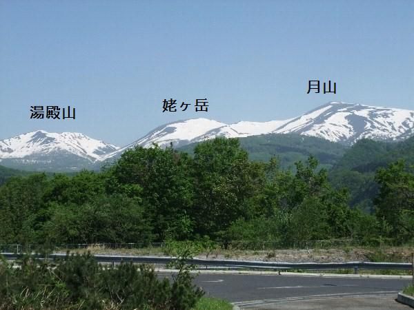 新緑と残雪まぶしい山々