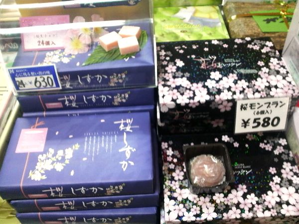 売店に桜をイメージした商品が入荷です！