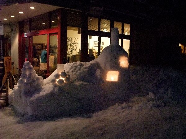 お隣酒井ワイナリーさんの雪灯篭
