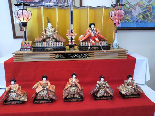 ロビーに雛人形飾りました♪