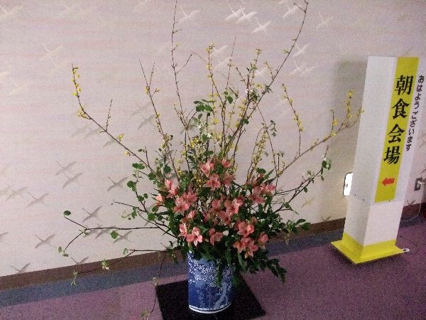 4月6日現在の朝食会場前のお花