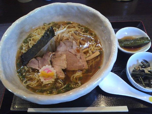 山形市「味舞台とくべい」冷しラーメン