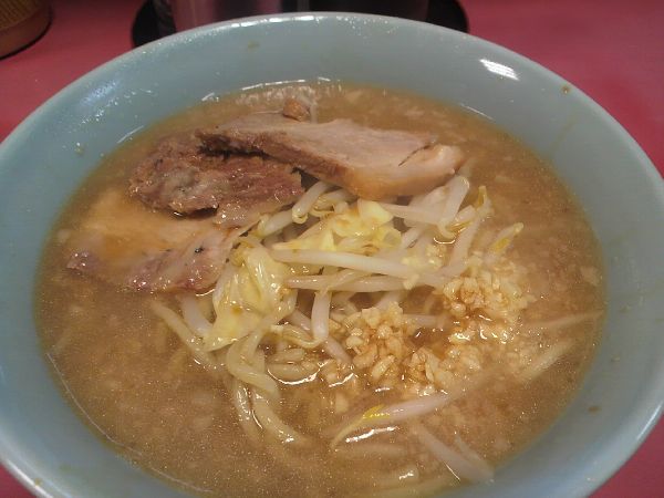 新宿区「ラーメン二郎　歌舞伎町店」普通盛（カラメ野菜半分ニンニク）