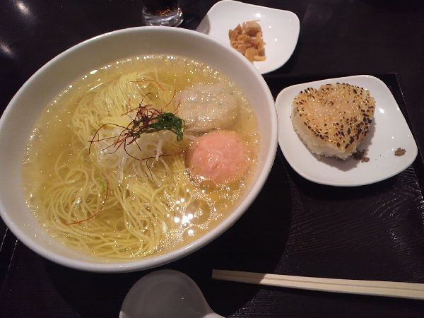 新宿区「麺屋海神」あら炊き塩らーめんとへしこおにぎり