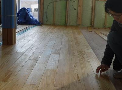 【郡山市新屋敷・ドミノI邸 】 無垢の床、階段：画像