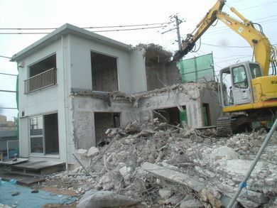 【H＆Hさんの家】 コンクリート建物解体はじまりました