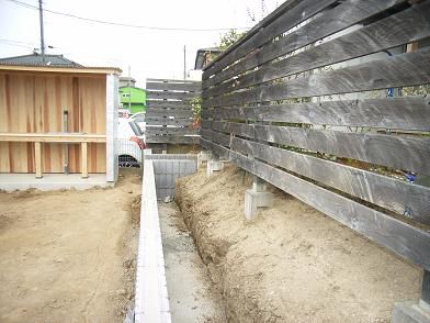 庭造り（その２）・・小屋を建てて、塀の側面をすっきりとさせました。