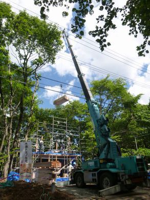 【天栄村・山小屋ドミノ】 晴天に恵まれ建て方