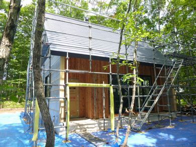 【天栄村･山小屋ドミノ】 杉板と板金の外壁で包まれました