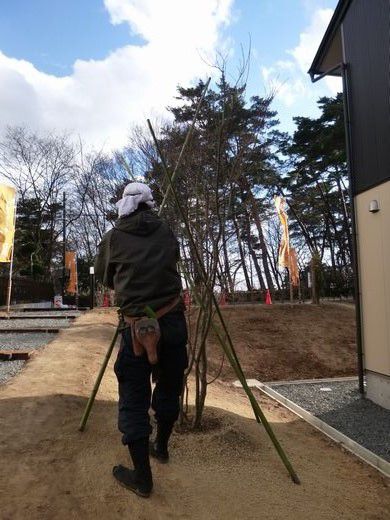 【郡山市富久山・ドミノＫ邸 】 庭職人FREE TREEさんの丁寧な仕事ぶり