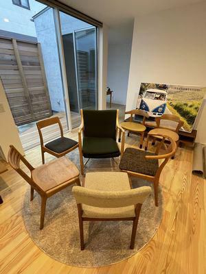 「須賀川市森宿・シンプルノートＹ邸」　出番待ちの椅子たち