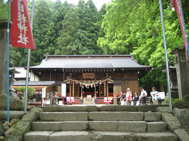 石段から視界に飛び込む日枝神社です。