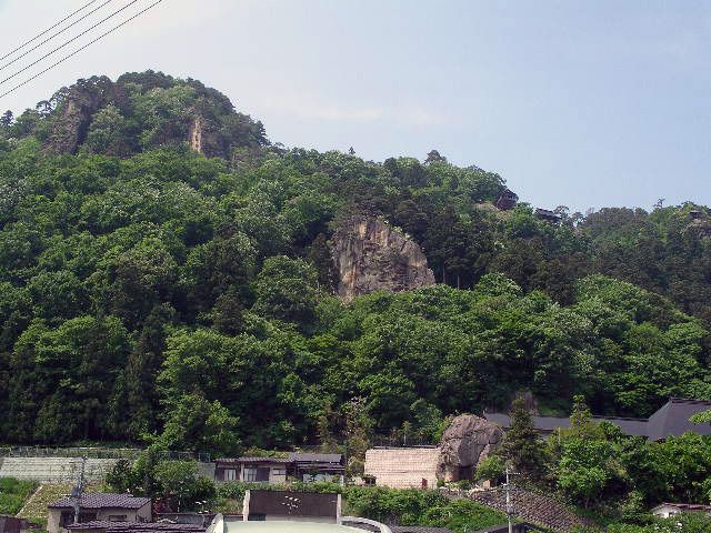 岩上の院々扉を閉て、物の音きこえず。