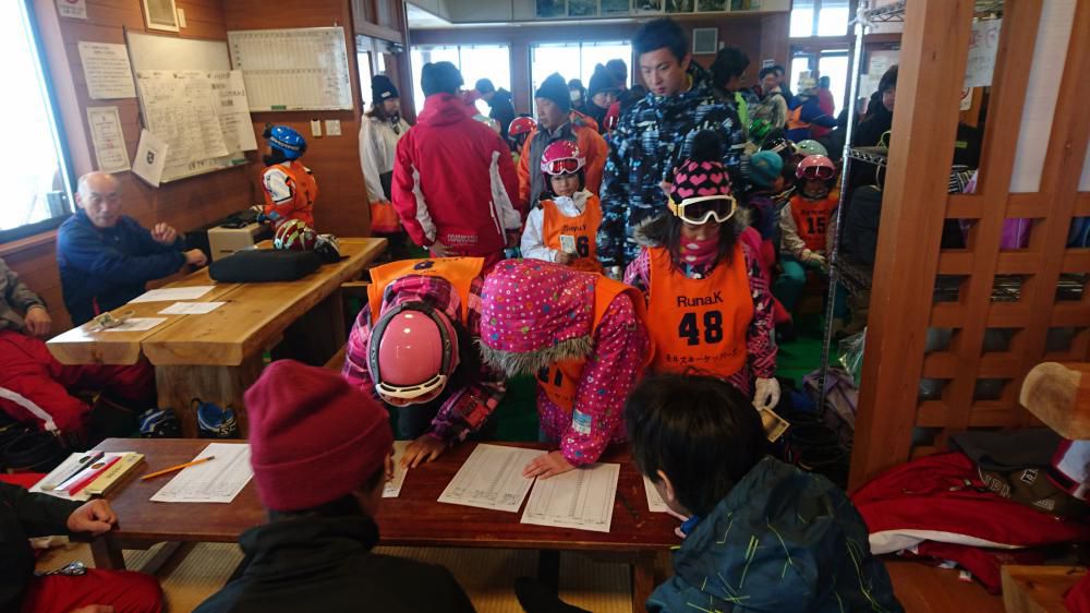 道照寺スキー場でジュニアバッチテスト開かれる。
