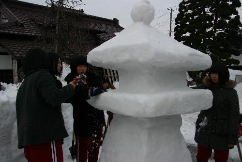 雪灯籠が２基もできました　赤湯中学校の生徒の皆さんありがとう