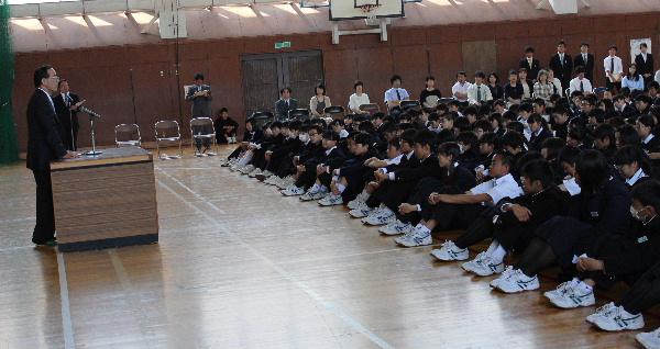 白川前日銀総裁が赤湯中学校生徒を激励