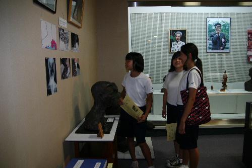 赤湯中生徒が来館　美術館めぐりで茨木敏夫展を見学