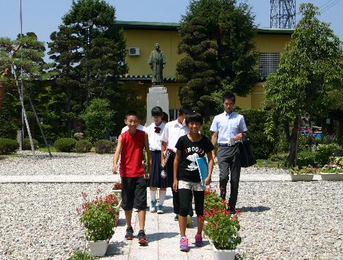 南陽市小中学生議会　赤湯地区議員が記念館を訪問