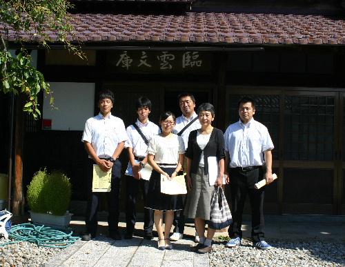 郷土愛を育む　赤湯中学校の先生方が「錦三郎と白竜湖」展を鑑賞