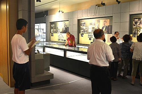 赤湯中学校生徒が赤湯公民館で職場体験　記念館を取材