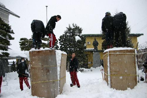 冬まつりの準備が着々　赤湯中学校生徒が雪どうろうづくり