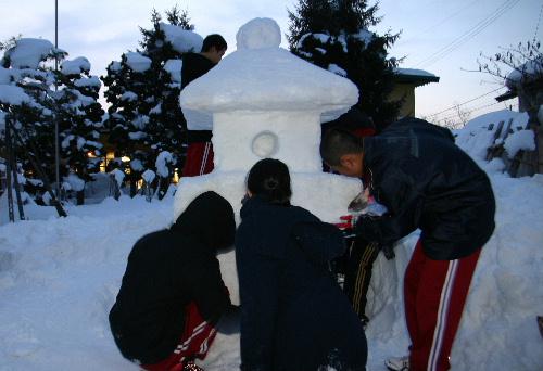 いよいよ明日が冬まつり　赤中生が雪灯籠２基を完成