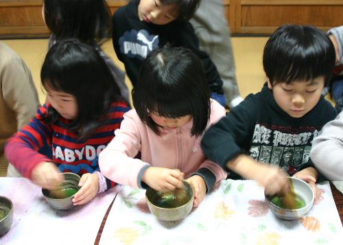 今日は初釜　赤湯幼稚園のお茶教室を臨雲文庫で開催