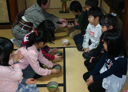 今日は初釜　赤湯幼稚園のお茶教室を臨雲文庫で開催