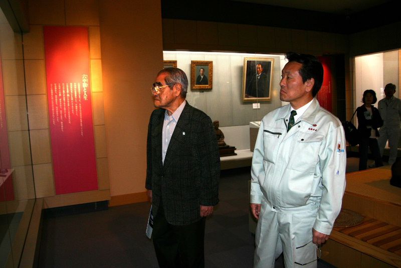 前外務大臣の父　岡田卓也氏来館