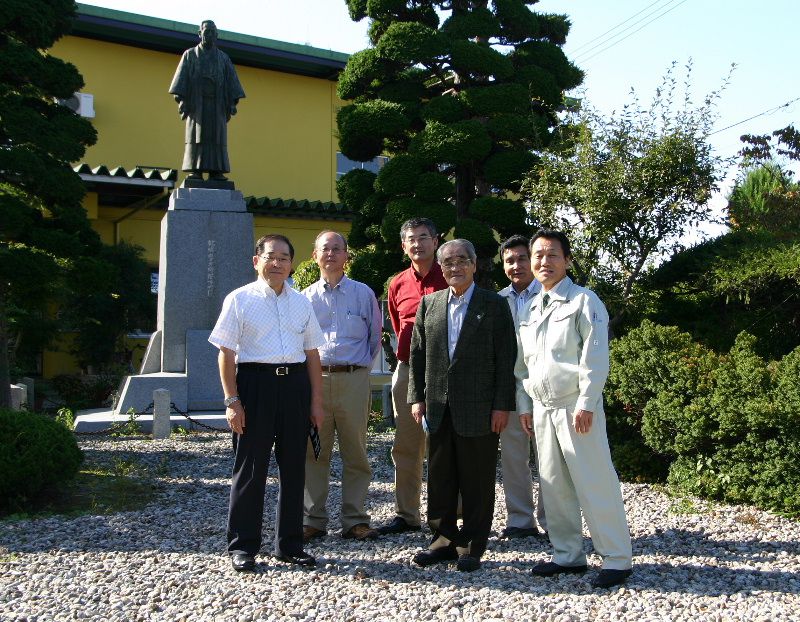 岡田氏とともに　ハイ　パチリ