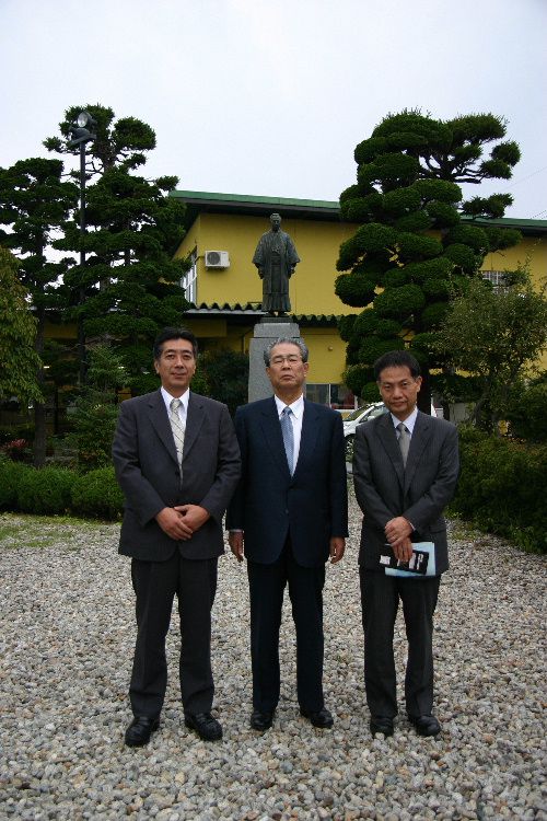 銅像前で記念写真