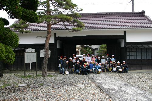 記念館の正面の門をバックに