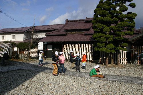 メモをとり、スケッチをしての熱心な見学