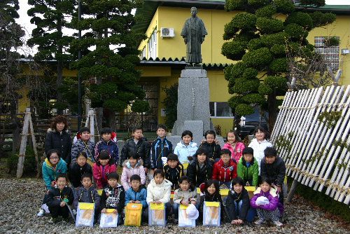 クラス毎に記念写真をハイパチリ