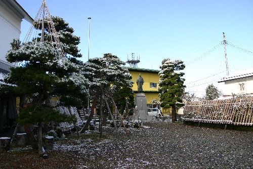結城先生の銅像にもうっすらと雪