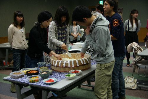 南陽の若者グループ「米部」　ごはんケーキづくり