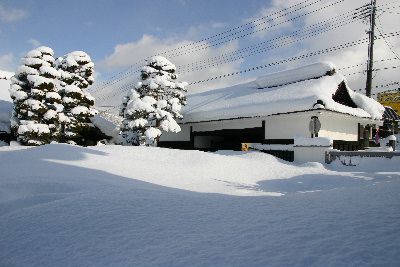 記念館が雪に埋もれています