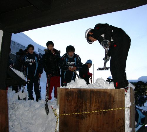 中学生が雪灯篭づくりに汗を流す