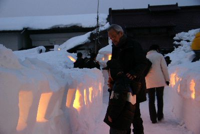 幻想的な雪灯篭