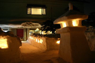 雪灯篭のろうそくの淡い光が幻想的