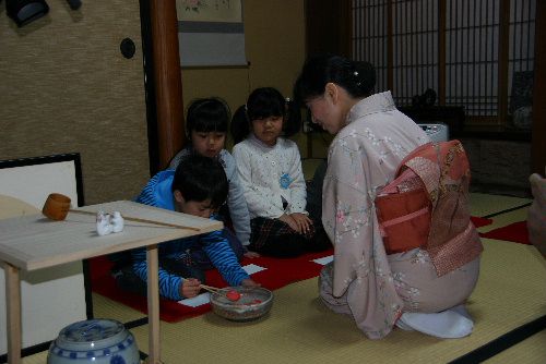 お茶の前にお菓子をいただいて
