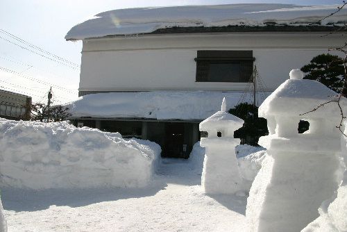 雪の白さがまぶしい雪灯篭