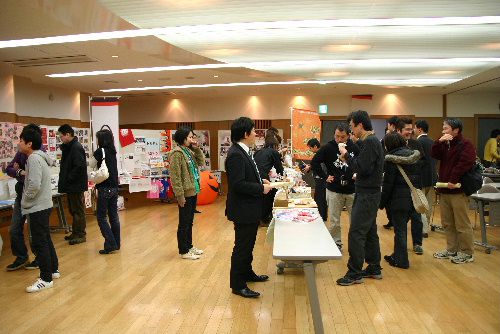 ８つの若者グループのブース